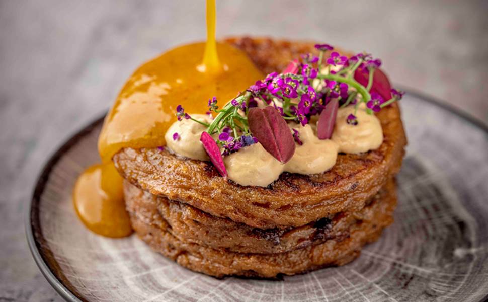 Rustikke havtornpandekager med ølandshvede, pisket lakrids-creme fraiche og havtorncoulis